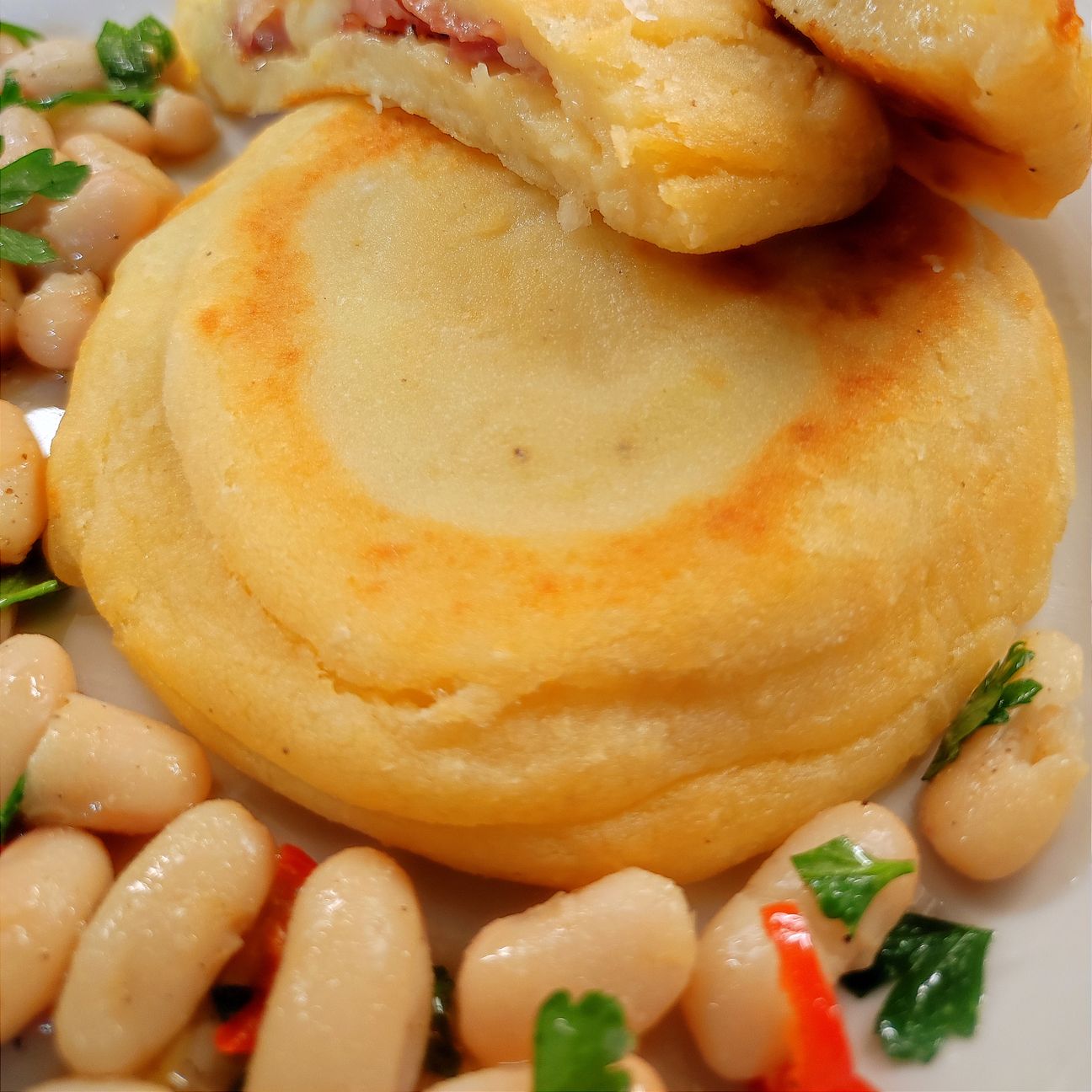 Focaccine di patate con speck e fontina