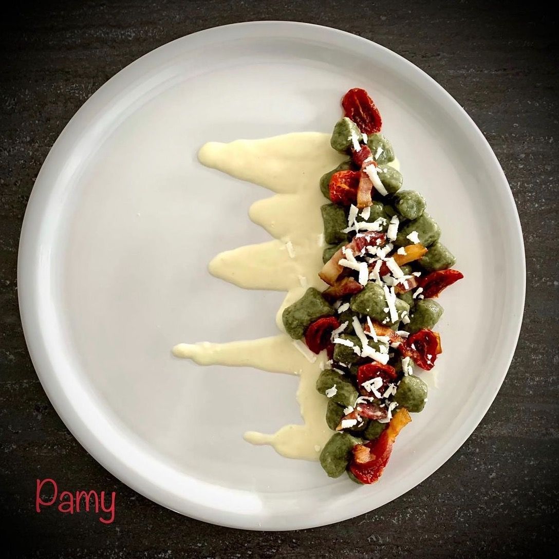 Gnocchi alle ortiche, pancetta croccante, pomodorini confit e ricotta salata