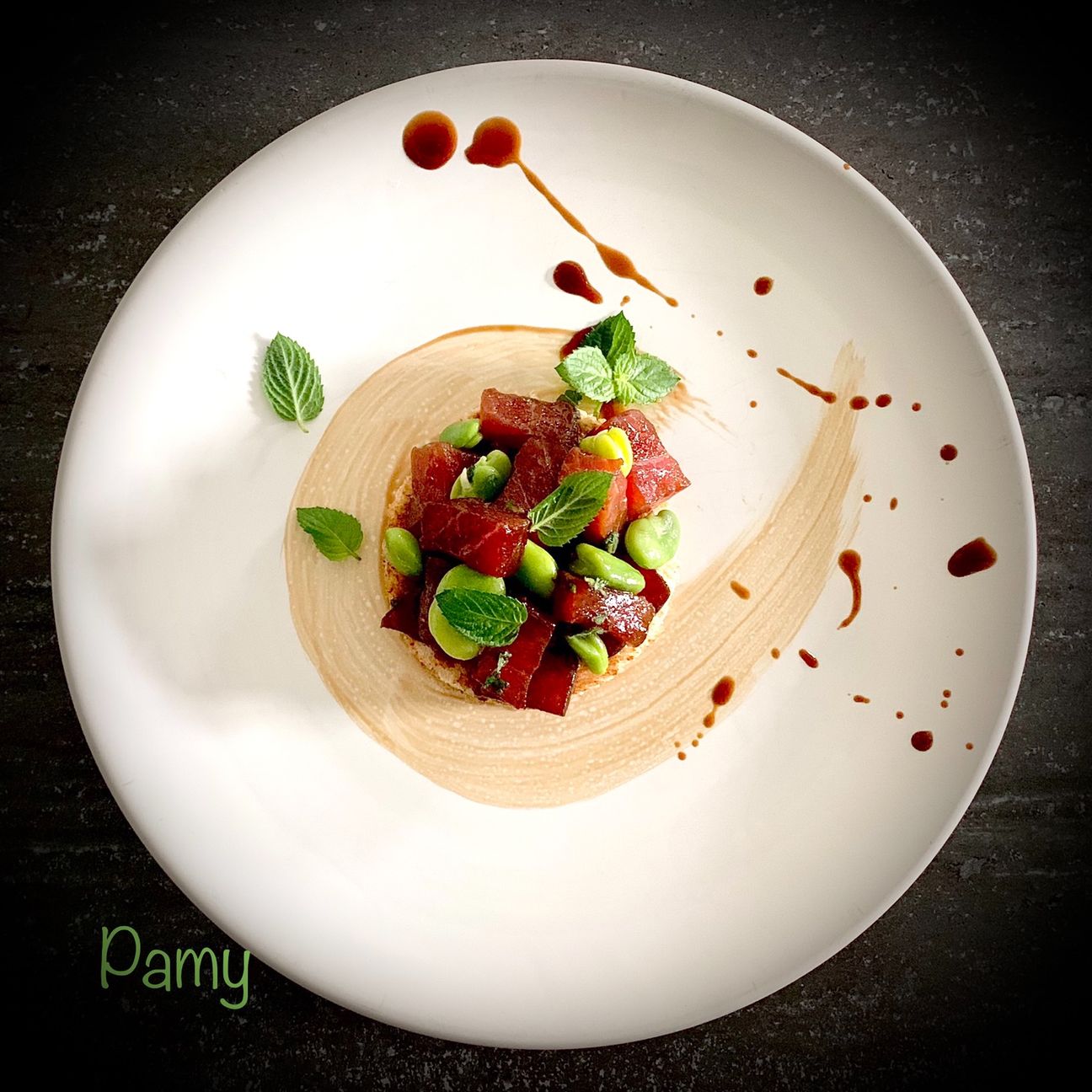 Tartare di tonno marinato in salsa di soia, fave e menta