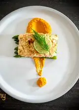 Ricetta Salmone norvegese in crosta di mandorle, lime, asparagi, crema di carote e curry