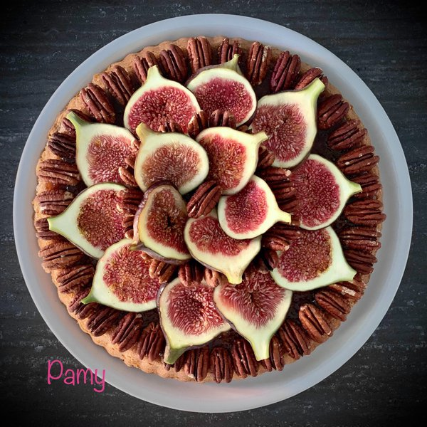 Crostata morbida con confettura di fichi, fichi freschi e noci pecan