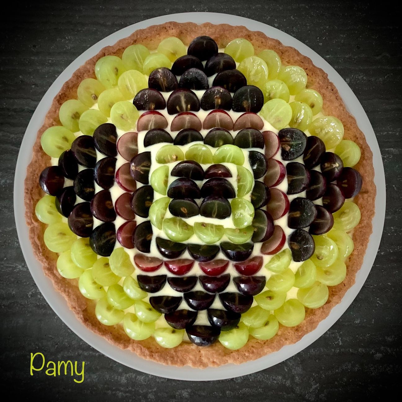 Crostata di frolla al marsala, crema pasticcera, mix di uva fresca