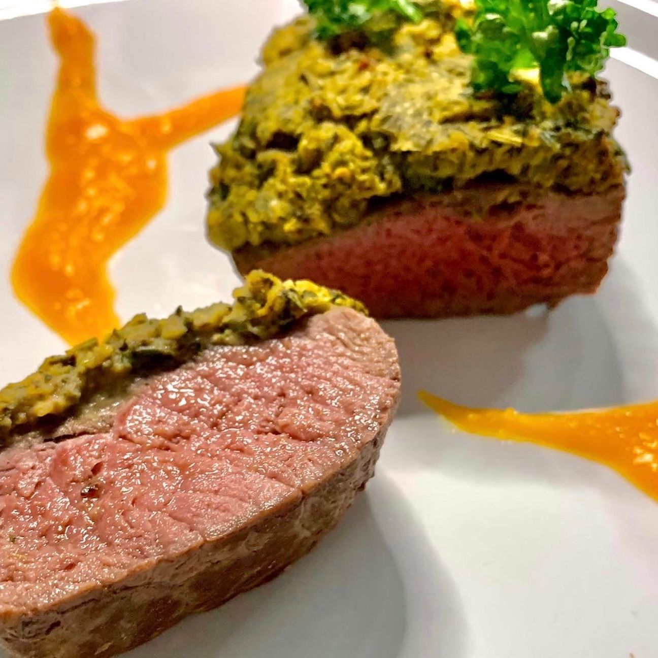 Filetto di manzo in crosta di erbette e senape