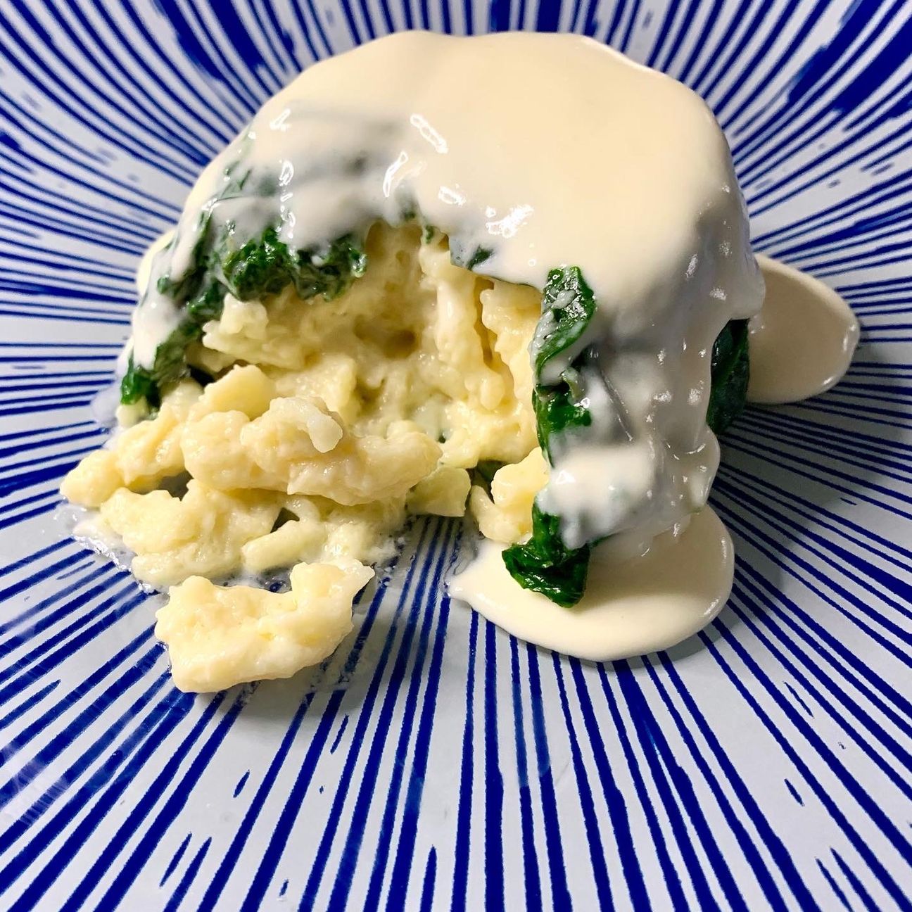 Sformatino a sorpresa, spinaci, spätzle e fonduta al parmigiano