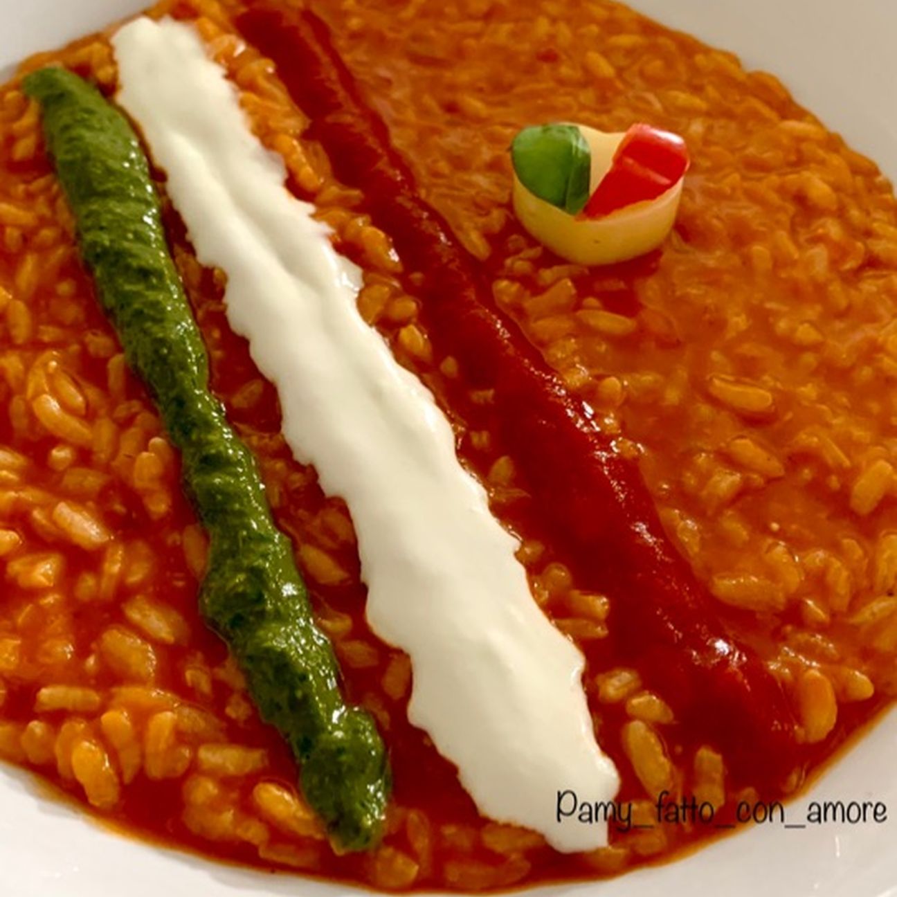 25 Aprile🇮🇹 Risotto al pomodoro, pesto di basilico, crema di burrata...