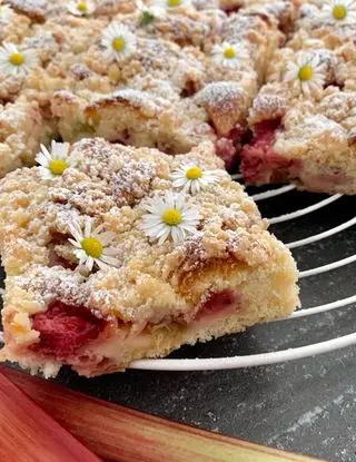 Ricetta Torta soffice rabarbaro e fragole con crumble croccante di c77pamy