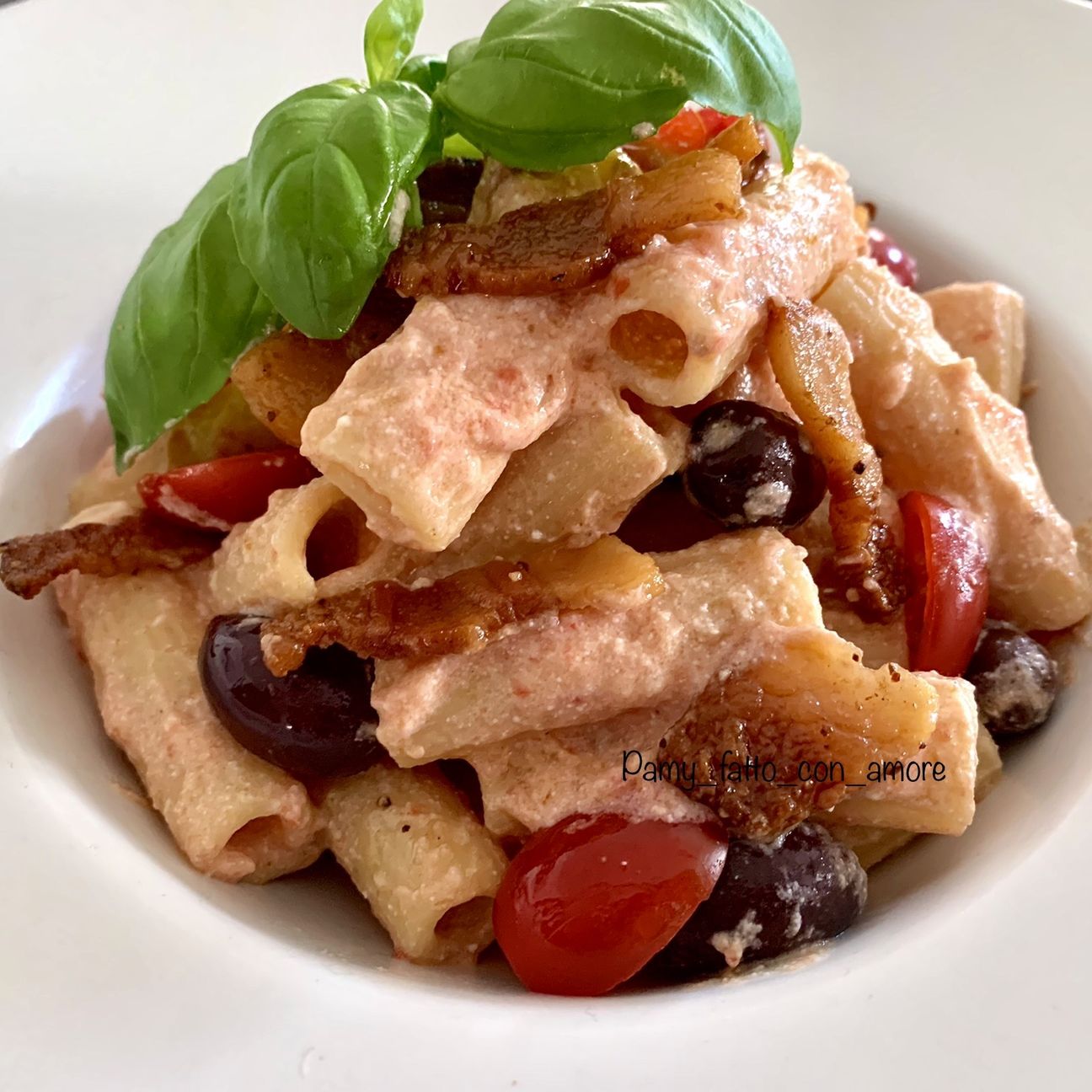RIGATONI CREMA DI RICOTTA, POMODORINI, GUANCIALE CROCCANTE, OLIVE TAGGIASCHE