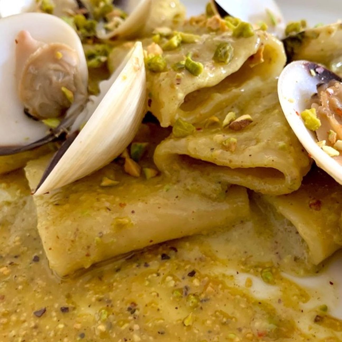 Paccheri vongole e pesto di pistacchi