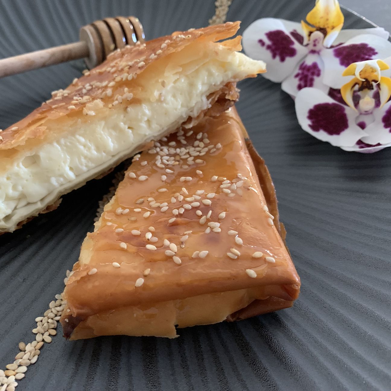 SAGANAKI - feta in pasta fillo, miele e sesamo