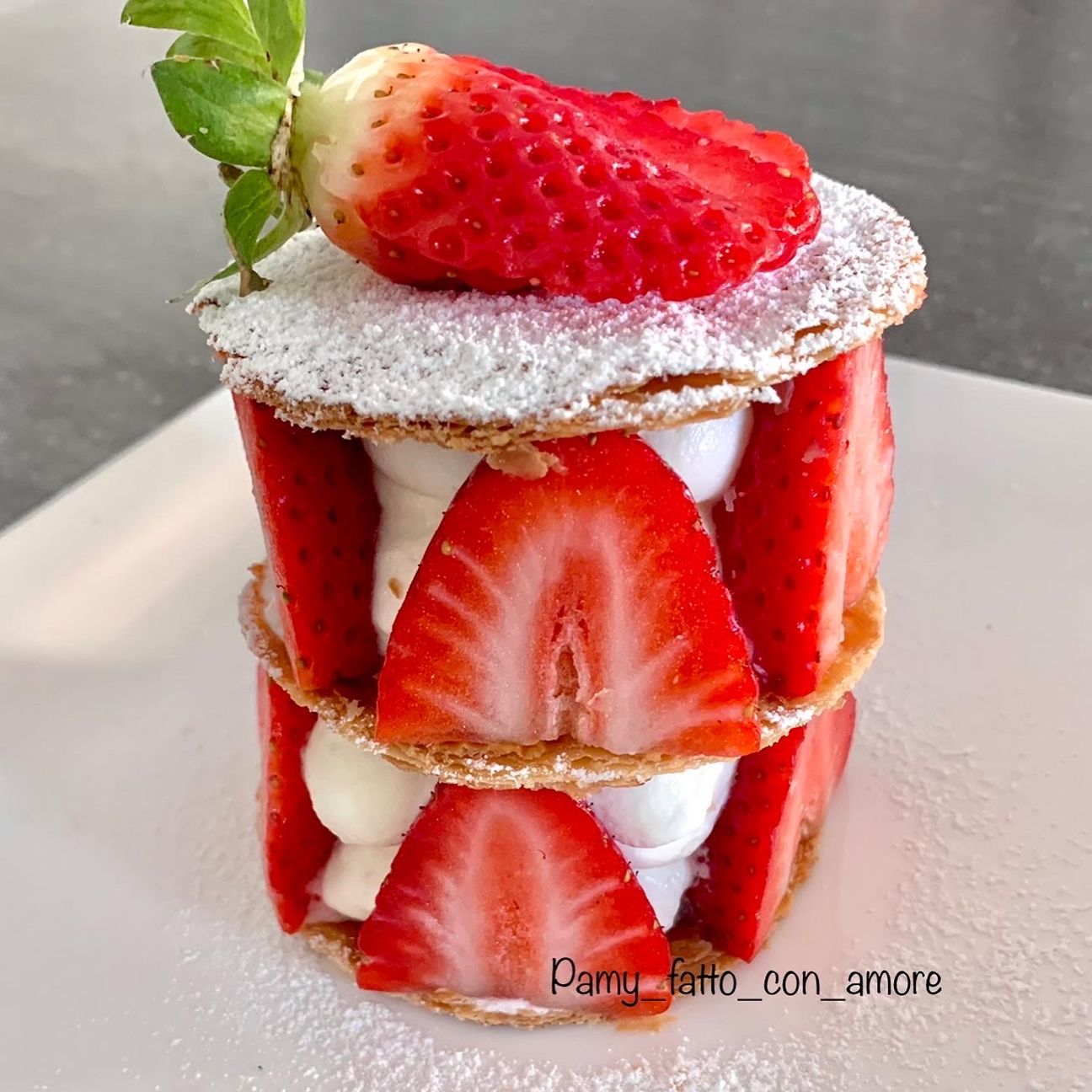 Monoporzione di MILLEFOGLIE FRAGOLE E CREMA ALLO YOGURT