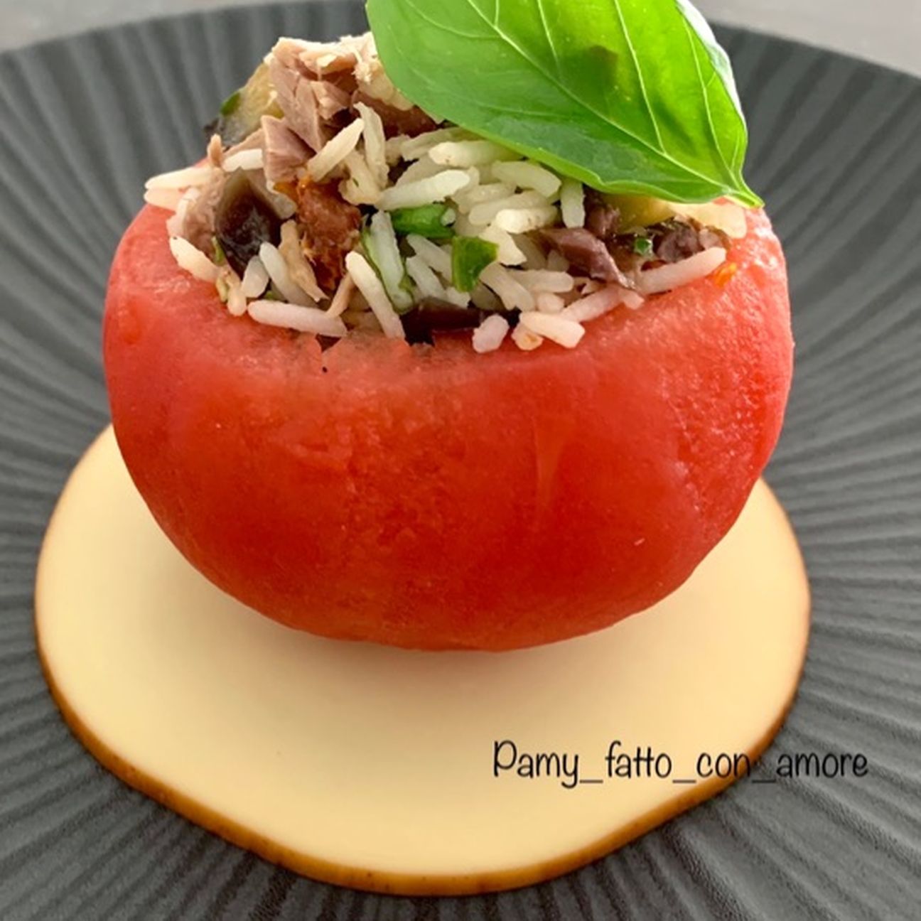 INSALATA DI RISO MEDITERRANEA MELANZANE, TONNO, SCAMORZA, POMODORI SECCHI