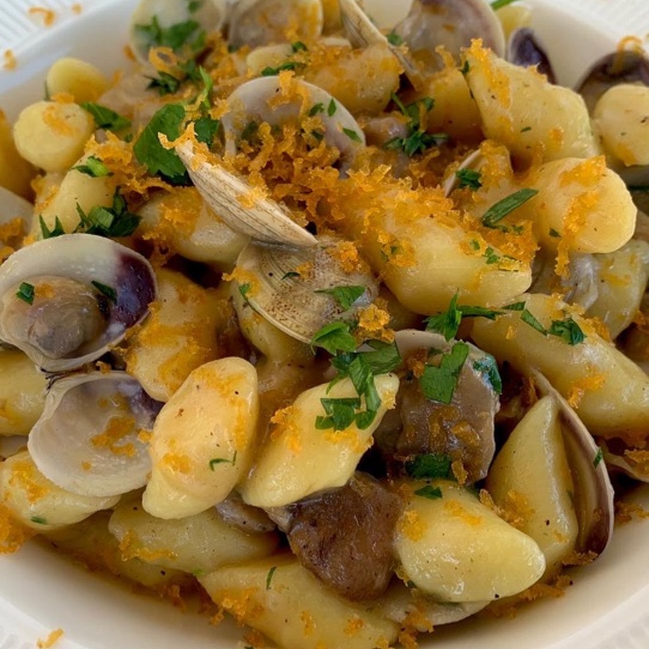 GNOCCHI VONGOLE, PORCINI E BOTTARGA