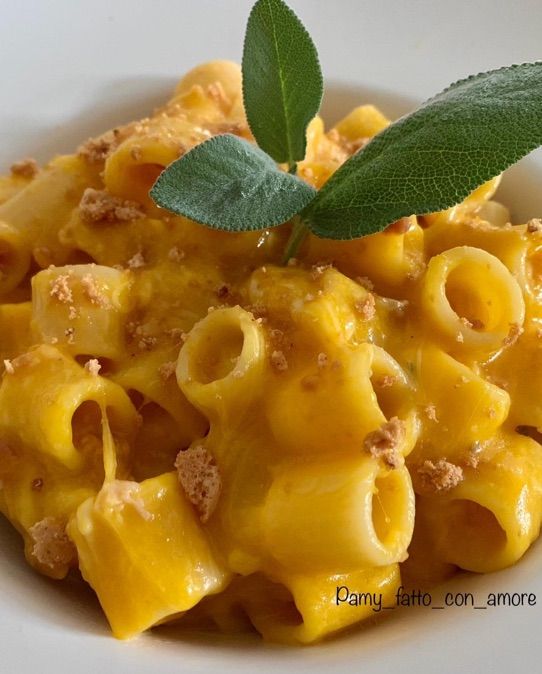 PASTA CREMOSA ALLA ZUCCA, PROVOLA AFFUMICATA, SALSICCIA E AMARETTO