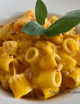 Ricetta PASTA CREMOSA ALLA ZUCCA, PROVOLA AFFUMICATA, SALSICCIA E  AMARETTO di c77pamy