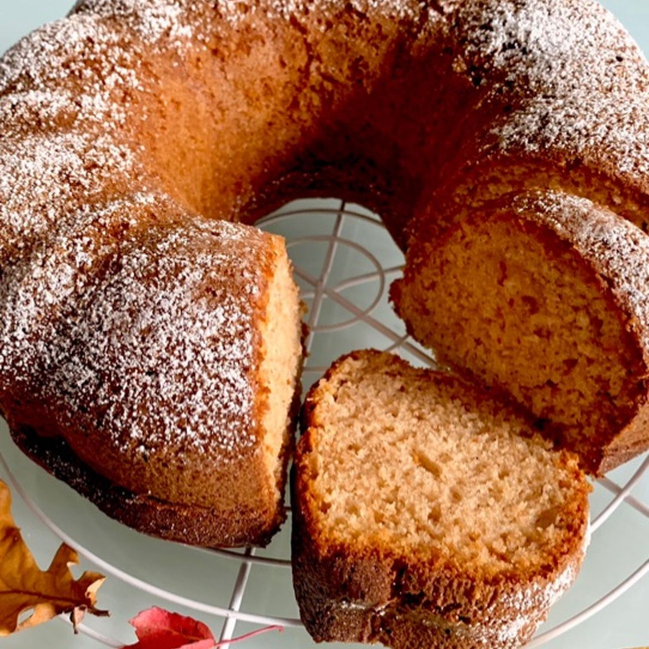 BUNDT CAKE CON CONFETTURA DI MELE COTOGNE NELL'IMPASTO