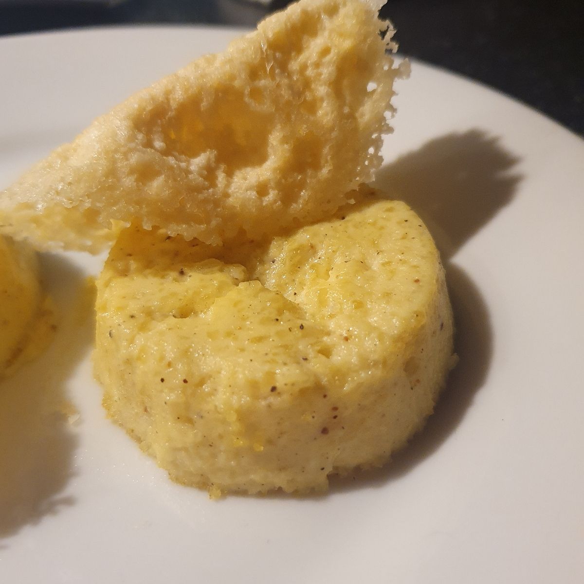 Flan al formaggio con cialda croccante di Parmigiano.
