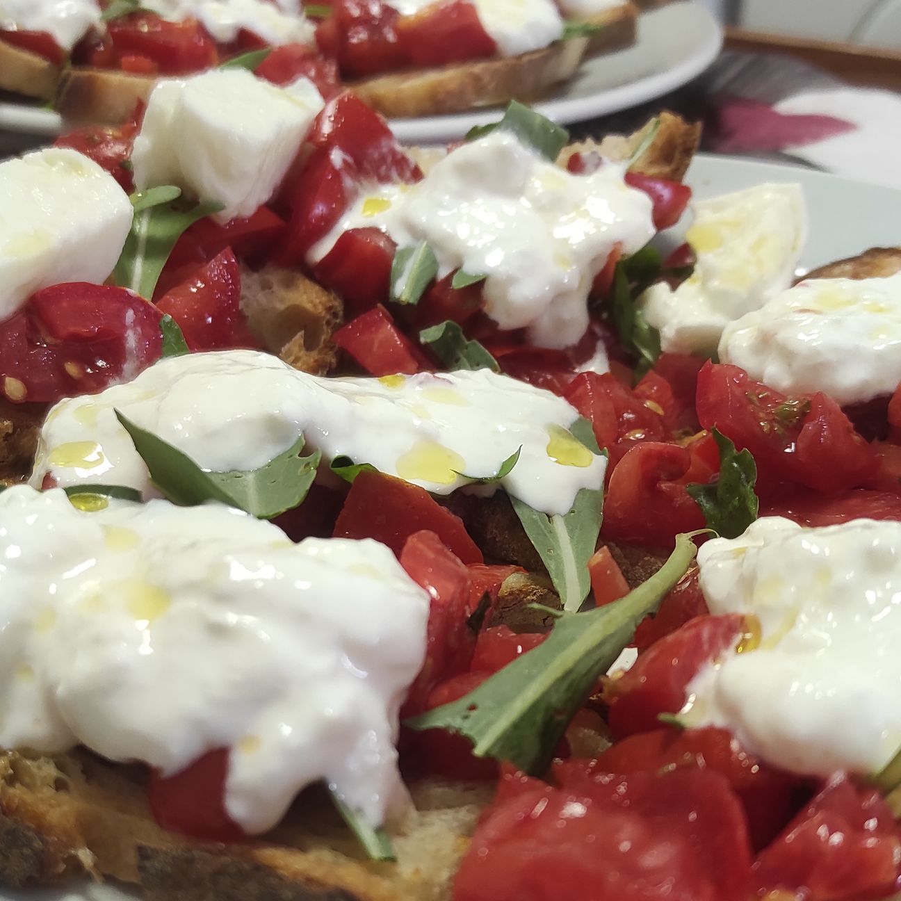 Bruschetta pomodoro rucola e stracciatella