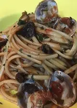 Ricetta LINGUINE CON POMODORINI, OLIVE NERE E VONGOLE