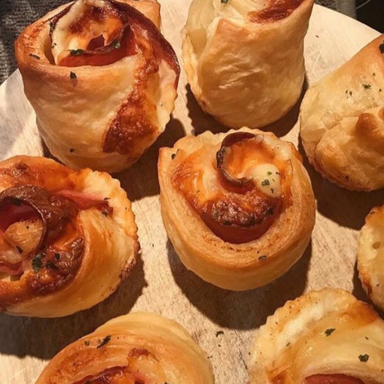 ROSETTE DI PASTA SFOGLIA CON SALAME E SCAMORZA