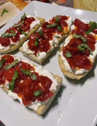 Ricetta BRUSCHETTA CON POMODORINI E BURRATA 🍅 di Jade.sKitchen