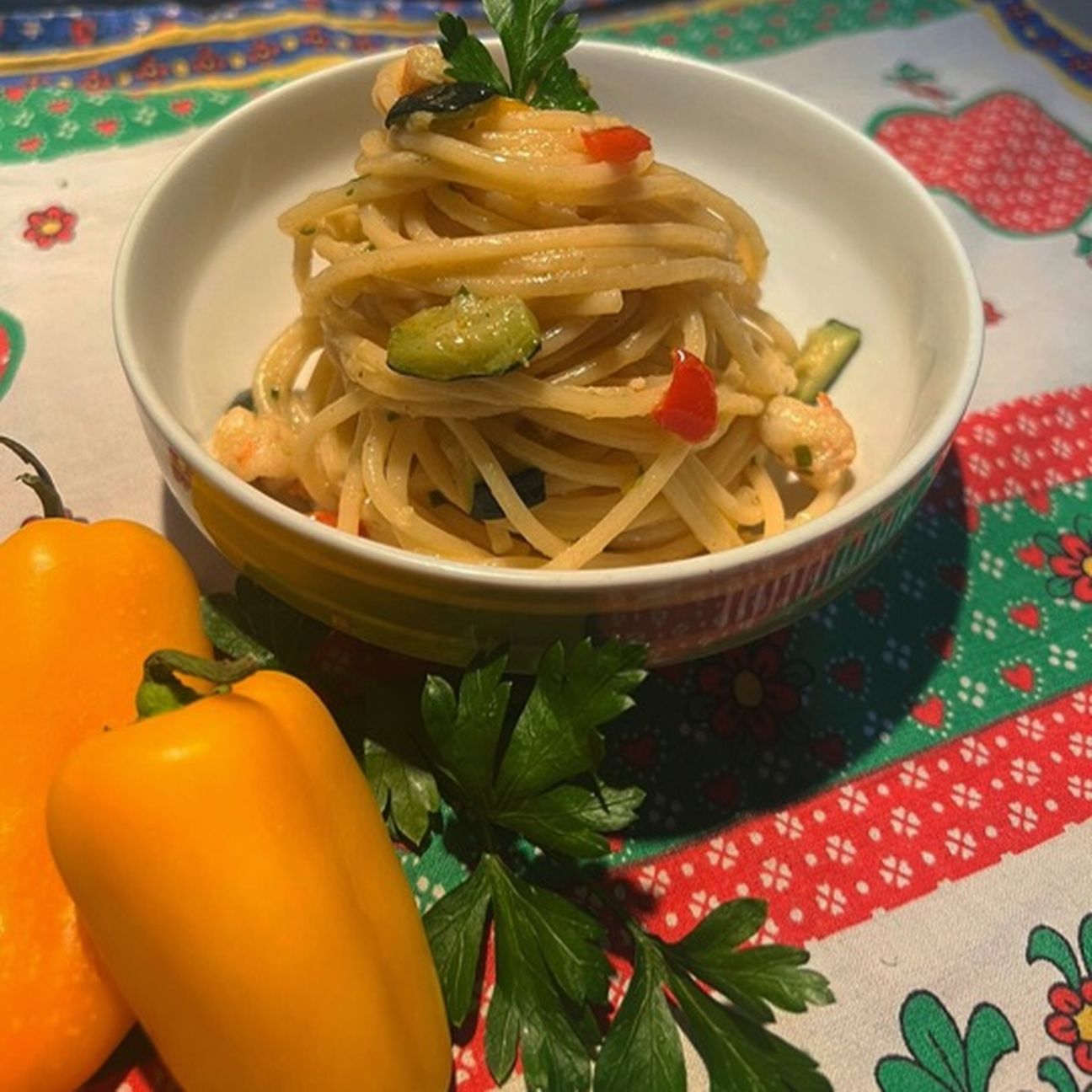 SPAGHETTI CON ZUCCHINE, PEPERONI E GAMBERETTI 🦐