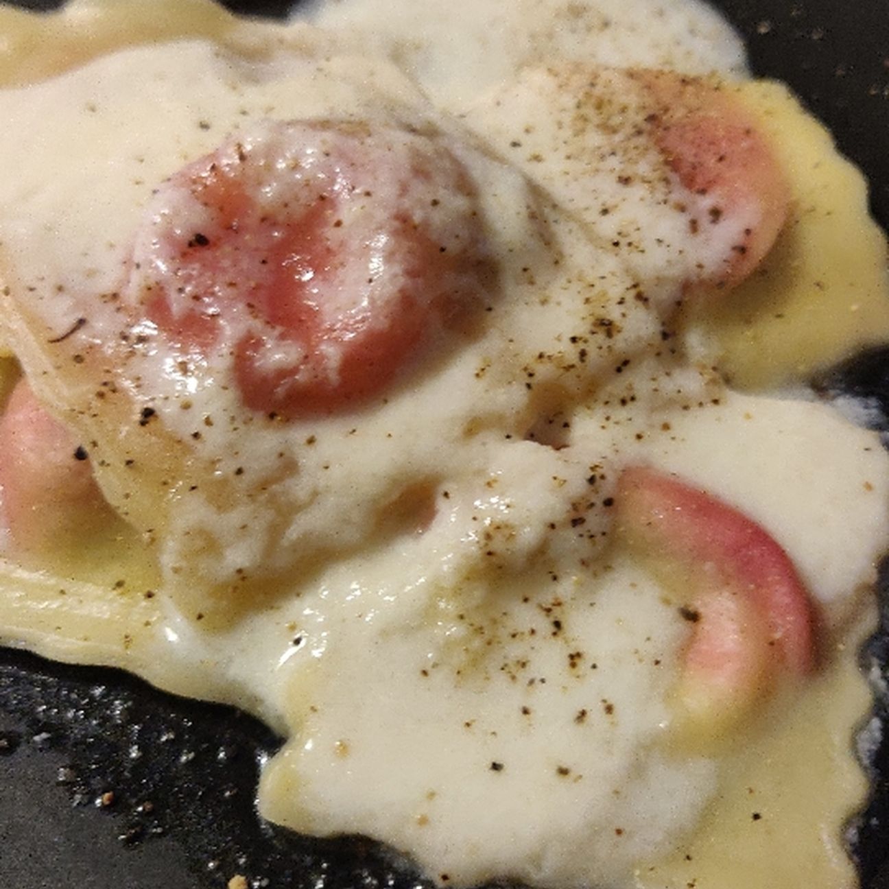 Ravioli di rapa rossa, zenzero e fonduta di caciocavallo e pecorino
