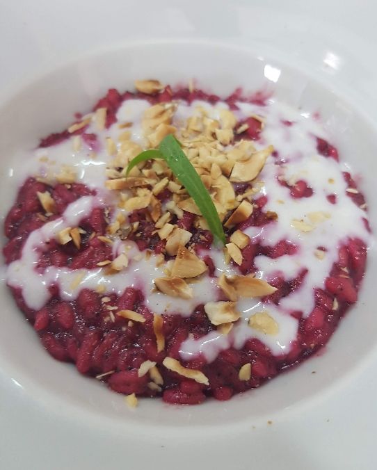 Risotto barbabietola rossa, crema di mozzarella di bufala, granella di nocciole