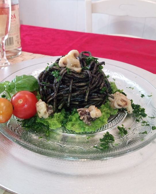 Taglierini al nero di seppia con pesto di piselli