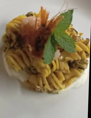 Ricetta Fusilloni con Crema di Zucchina Scapece, tartare di gambero rosa e crema di stracciatella. di germanoscaramozzi_chef