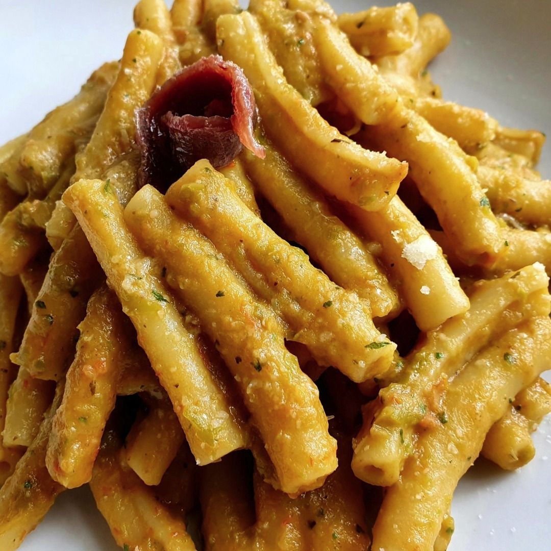 Mezzi ziti arrotolati in crema di friggitelli.