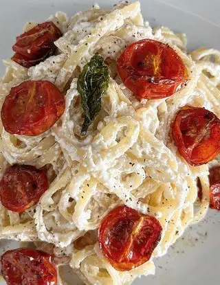 Ricetta Spaghetti aglio olio peperoncino ricotta e pomodorini confit con basilico cristallizzato di iodicopasta