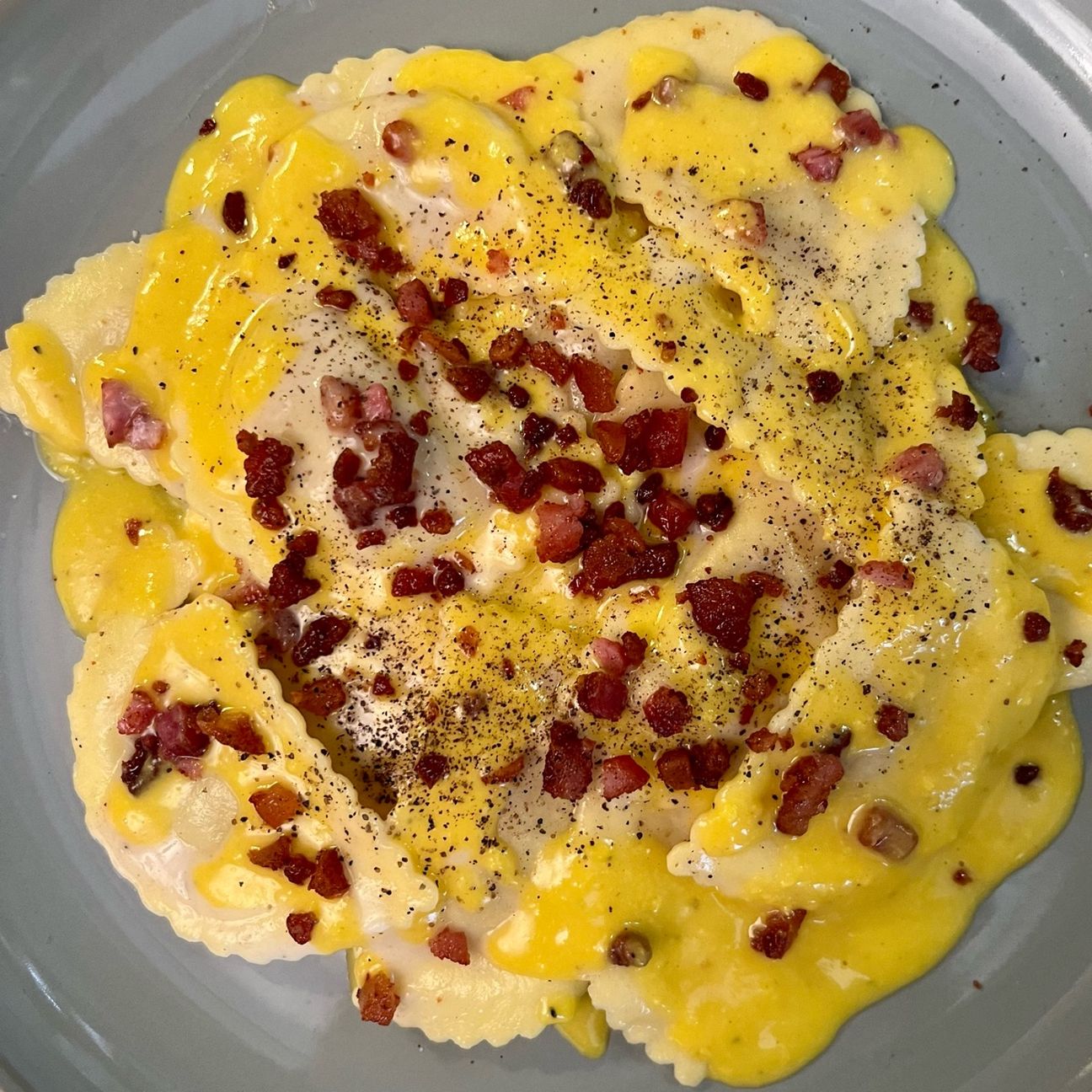 Mezze lune ripiene di patate alla carbonara scomposta