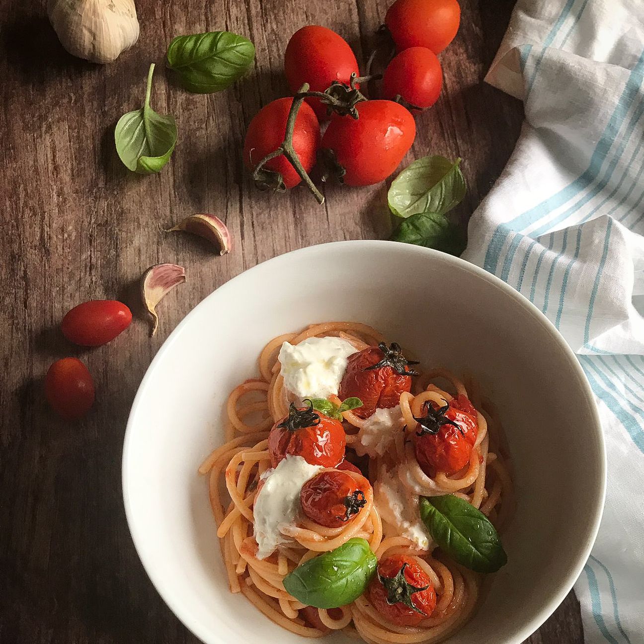 Spaghetti al pomodoro, basilico e stracciatella
