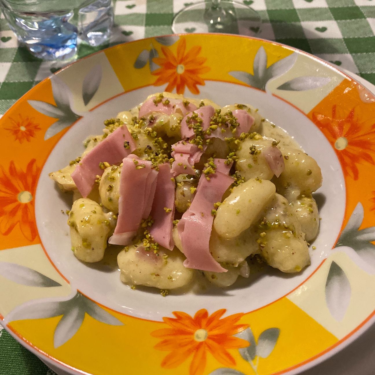 Gnocchi con fonduta di brie mortadella e granella di pistacchi