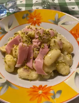 Ricetta Gnocchi con fonduta di brie mortadella e granella di pistacchi di claudia.c