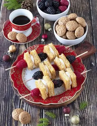 Ricetta Spiedini di pan di spagna e frutti rossi di cuoredisedano