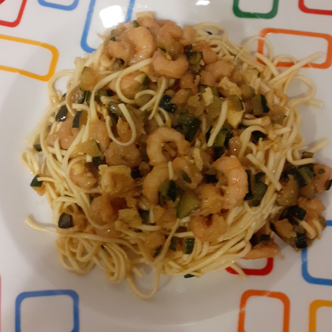 Noodles zucchine e gamberetti con salsa di soia
