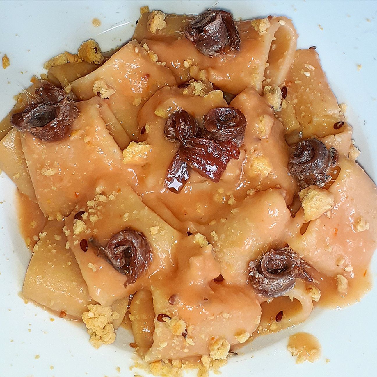 Paccheri Con Crema di Fagioli, Filetti di Acciughe e Tarallo Sbriciolato
