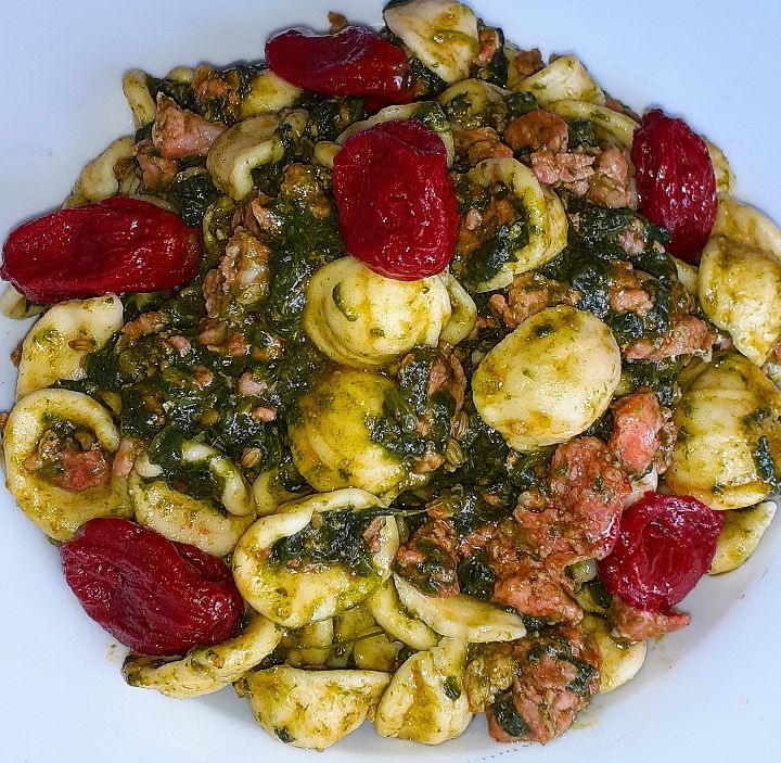 Orecchiette Con Spinaci, Salsiccia Sbriciolata e Pomodori Semi Dry