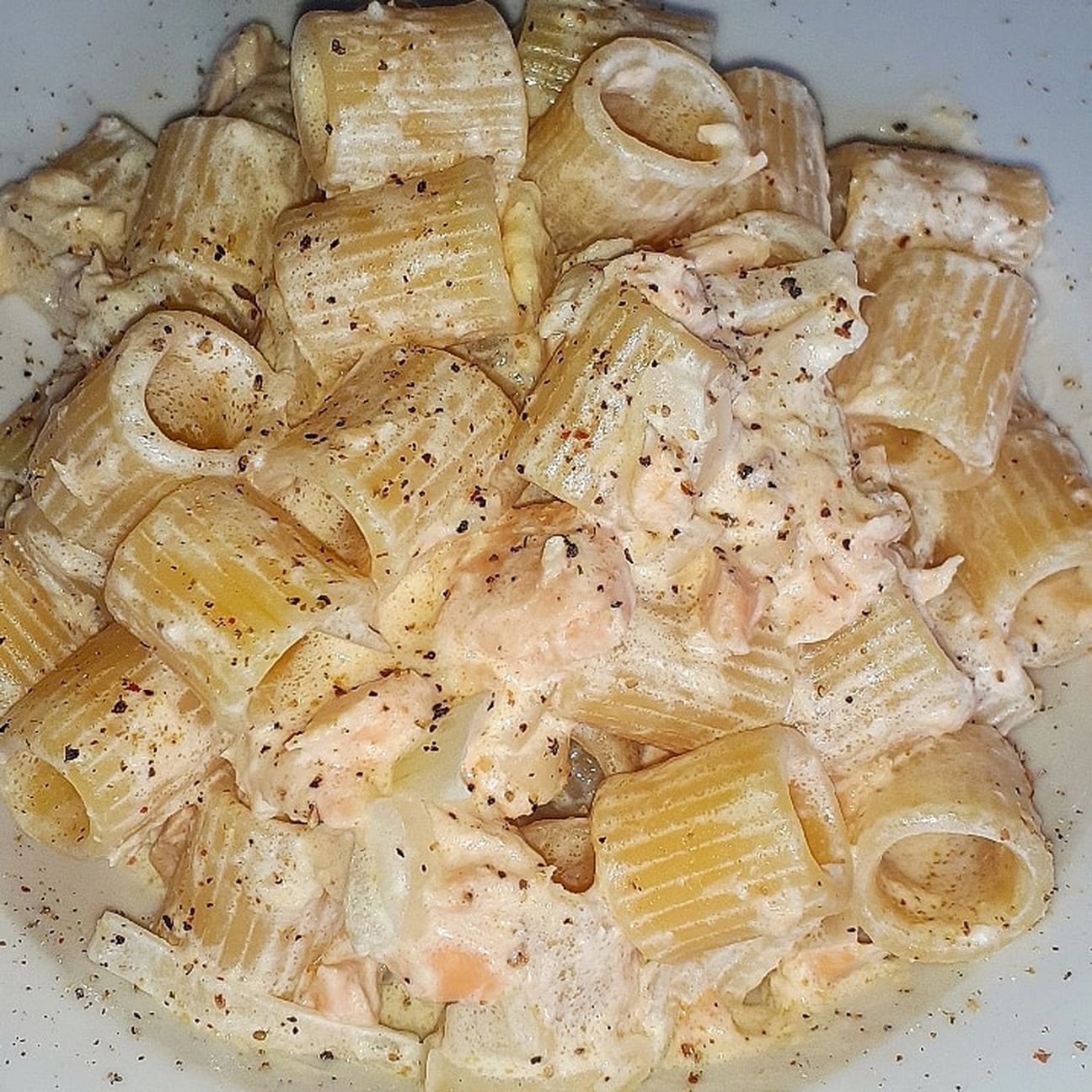 Mezze maniche Con Salmone e Panna