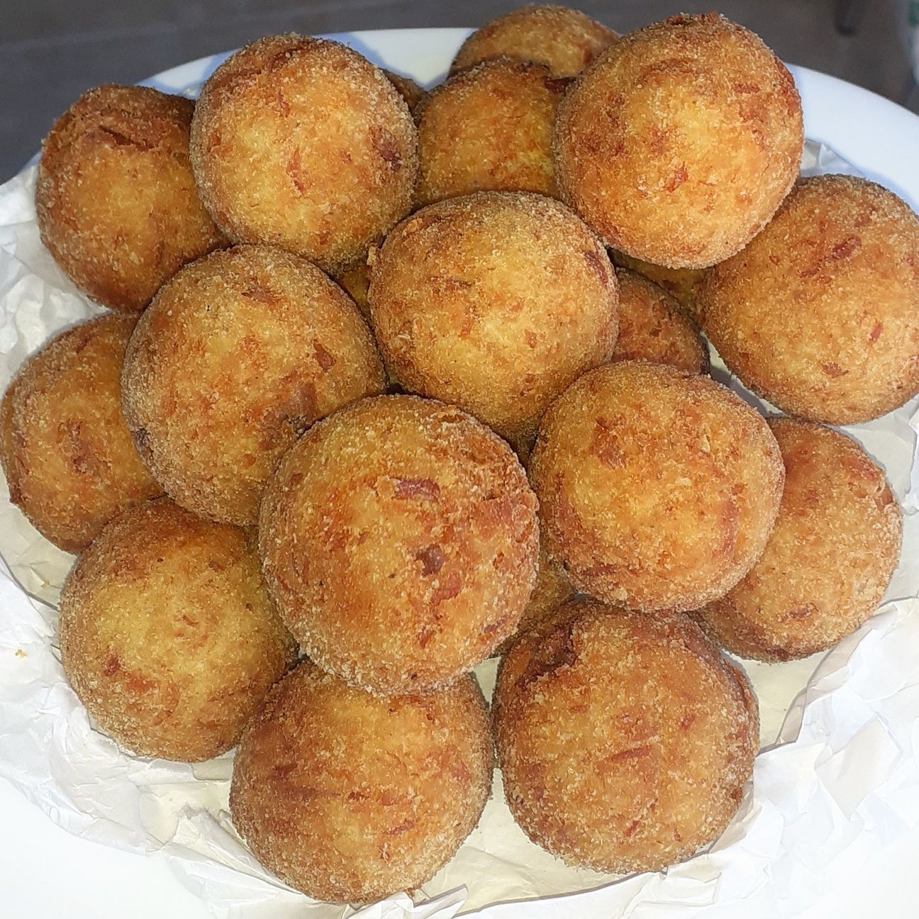 Polpette di tonno, patate e fagioli.