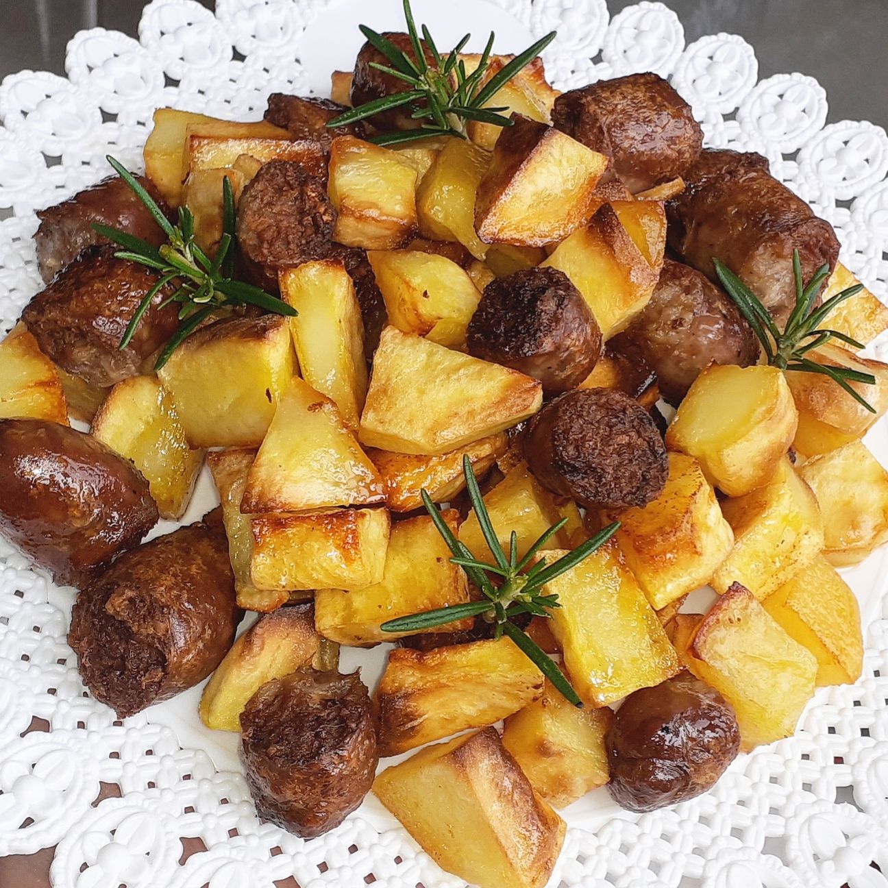 Bocconcini di salsiccia con patate al forno