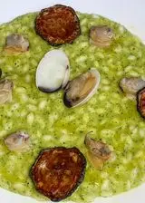 Ricetta Risotto con crema di zucchine, vongole e chips di zucchine.