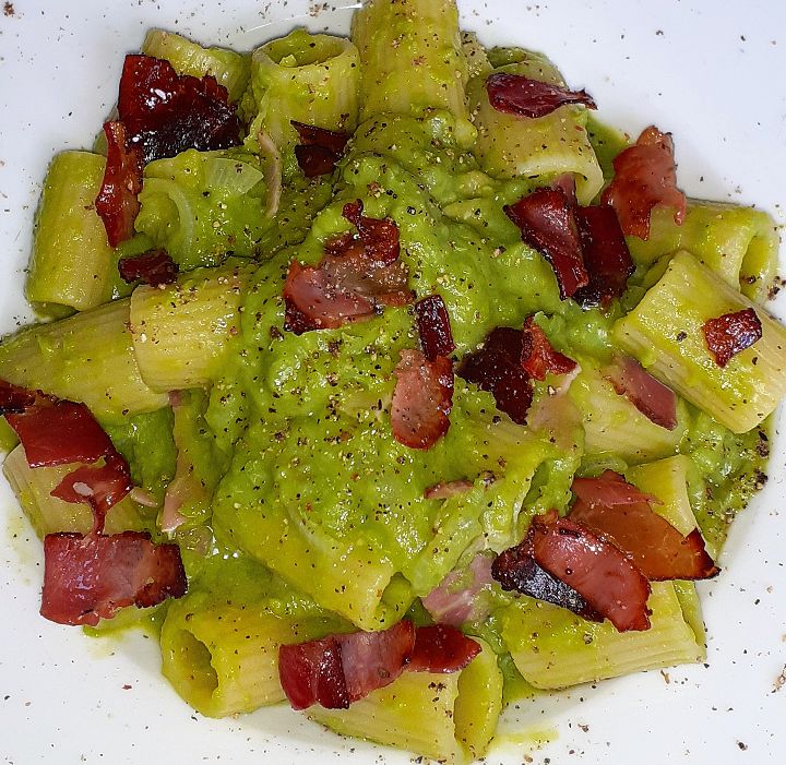 Mezze Maniche Garofalo Con Crema di Piselli, Cipolla e Speck in Doppia Consistenza