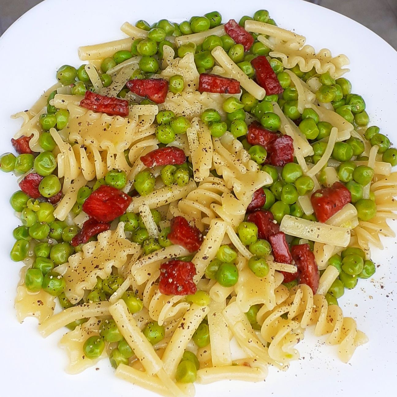 Pasta e piselli risottata con coppiette di maiale.