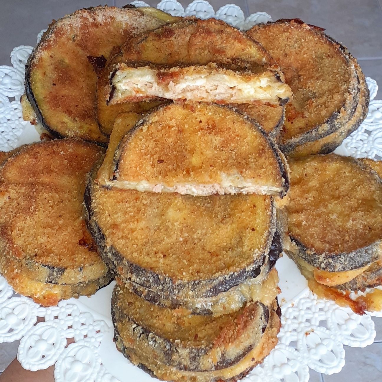 Medaglioni di melanzana con tonno e formaggio