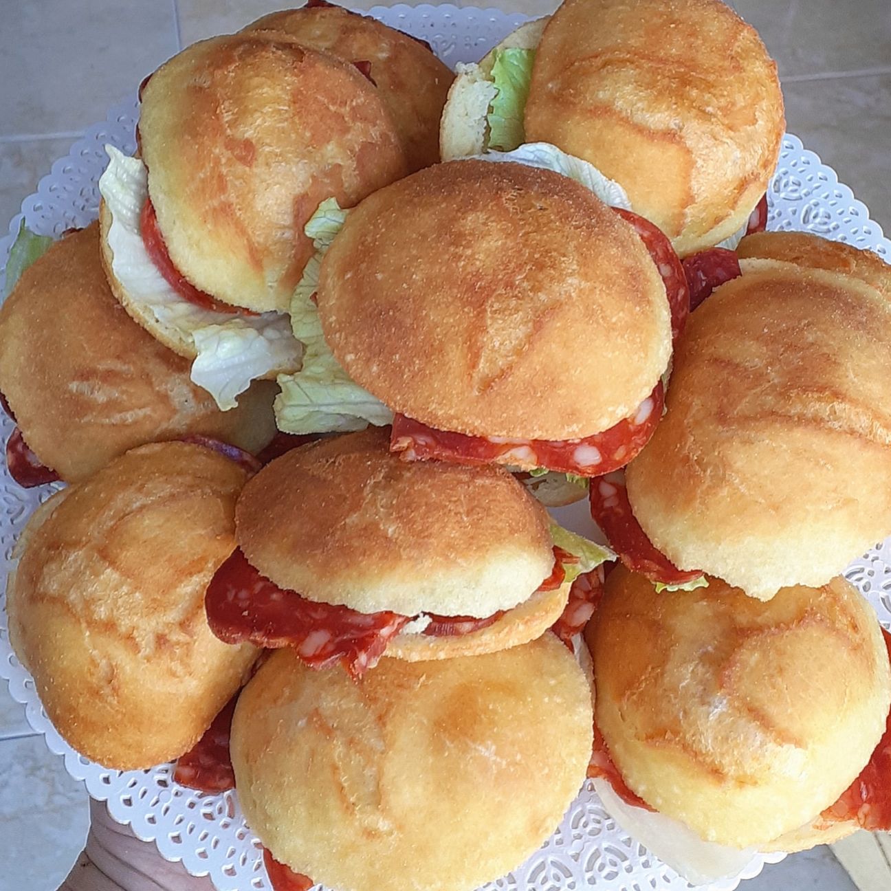 Panini Fritti Ripieni Di Spianata Piccate ed Insalata