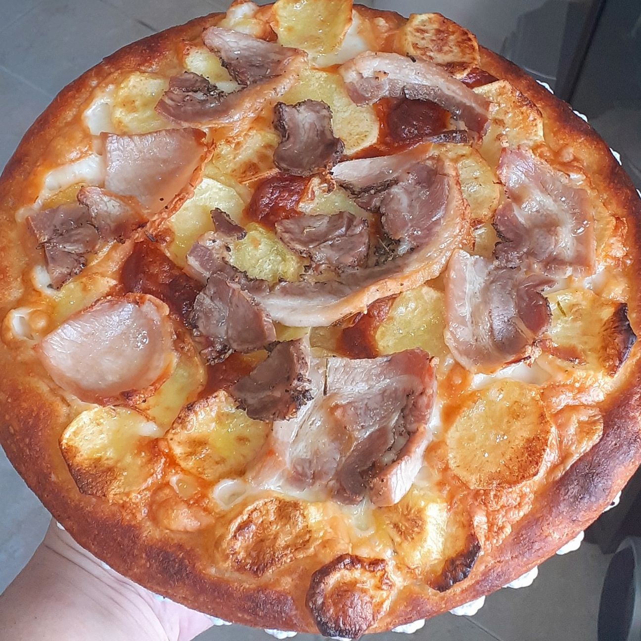 Focaccia con Patate, Scamorza e Porchetta