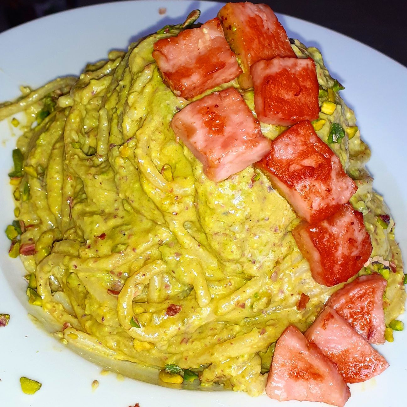Spaghetti Con Pesto di Pistacchio e Mortadella Croccante