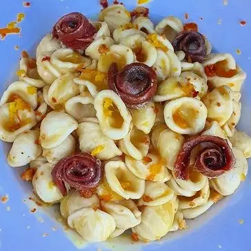 Ricetta Orecchiette Con Crema D'arancia, Filetti di acciughe e Tarallo Sbriciolato.